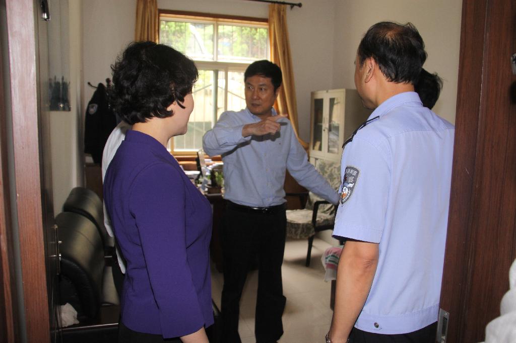 銅川市委書記郭大為（中）深入虹橋分局鴨口派出所調(diào)研