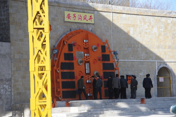 領(lǐng)導(dǎo)實(shí)地查看項(xiàng)目建設(shè)情況