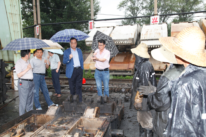 雨中檢查液壓支架維修進展情況 雨中檢查液壓支架維修進展情況
