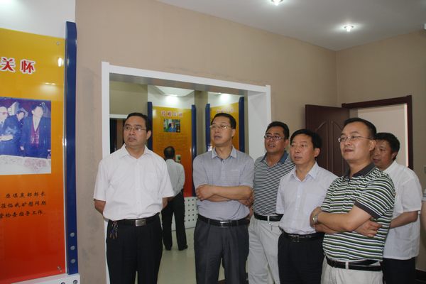 省國(guó)資委領(lǐng)導(dǎo)參觀該礦榮譽(yù)室