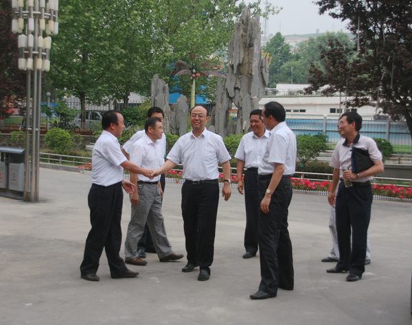 下石節(jié)礦黨政領(lǐng)導(dǎo)熱烈歡迎公司黨委書記黃河一行深入該礦檢查指導(dǎo)工作