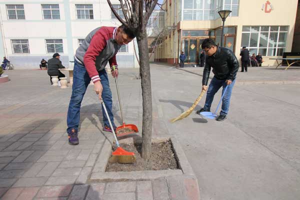 志愿者們打掃衛(wèi)生改善環(huán)境