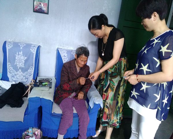 發(fā)放社保卡 為民服務“零”距離 發(fā)放社???為民服務“零”距離