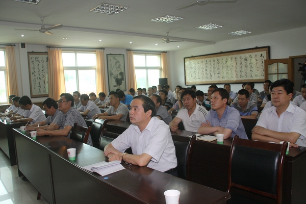 該礦廣大干部職工認(rèn)真聽(tīng)講