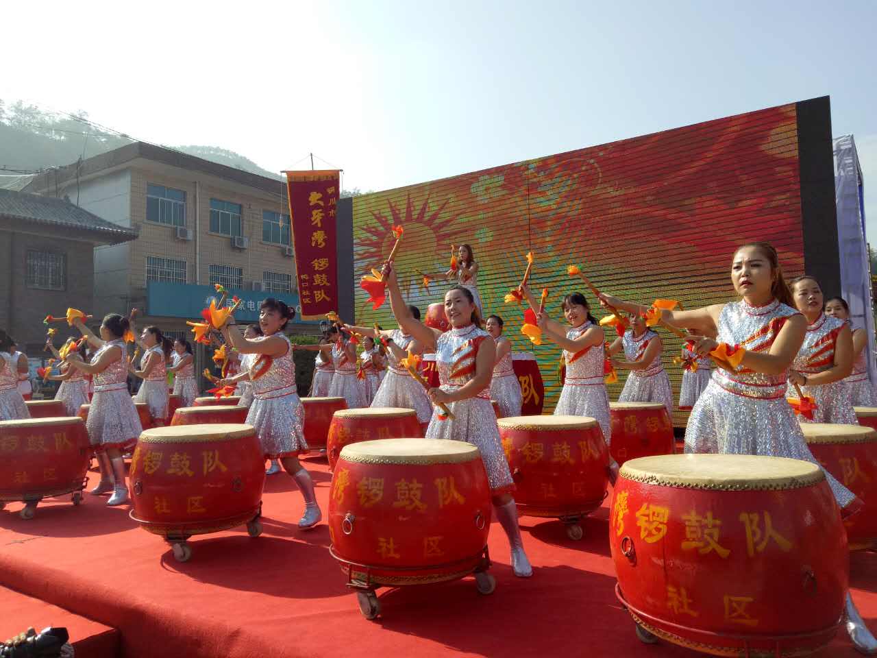 圖為大亞灣鑼鼓隊現(xiàn)場表演