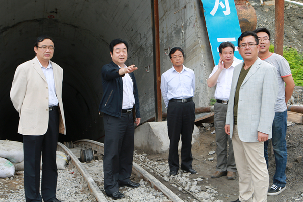 劉長(zhǎng)來(lái)深入二號(hào)副斜井施工地點(diǎn)現(xiàn)場(chǎng)辦公