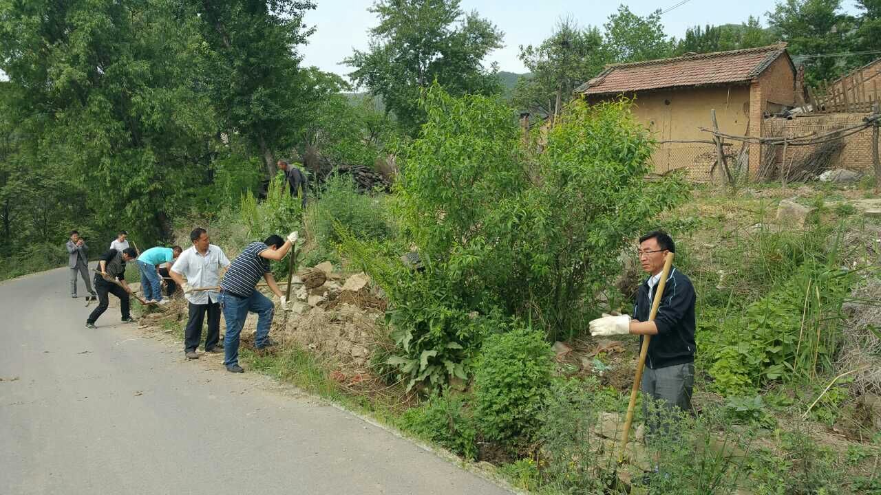 廣大干群齊動手清理雜物，勞動熱情高漲