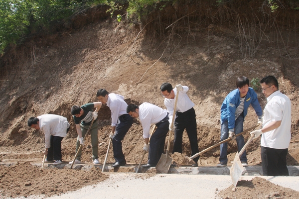 隊員們迅速清理排水渠