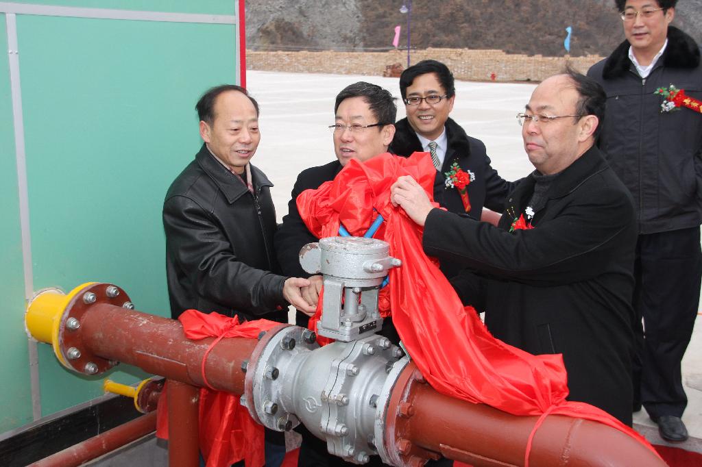  公司總經(jīng)理宋志剛、黨委書記黃河為下石節(jié)礦天然氣工程開閥送氣