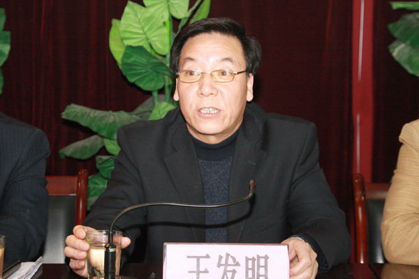 銅川礦業(yè)公司紀(jì)委副書記、銅川市預(yù)防職務(wù)犯罪工作網(wǎng)絡(luò)中心副主任王發(fā)明同志在會(huì)上講話