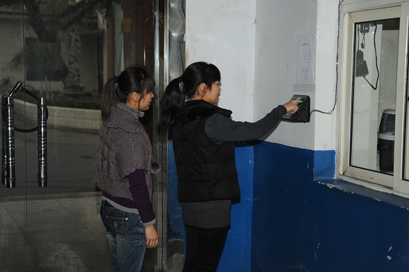 工作人員上班前在考勤機(jī)前考勤 工作人員上班前在考勤機(jī)前考勤