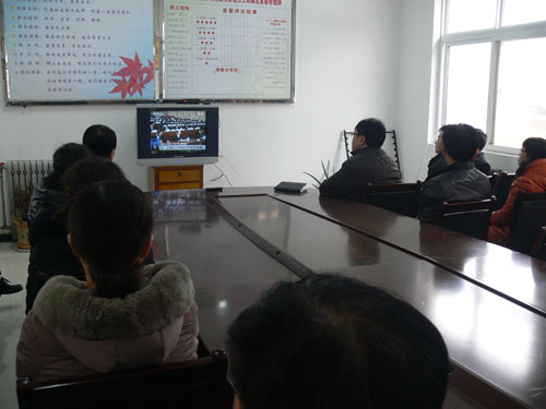 桃園社區(qū)廣大黨員干部職工觀看全國人大開幕 桃園社區(qū)廣大黨員干部職工觀看全國人大開幕