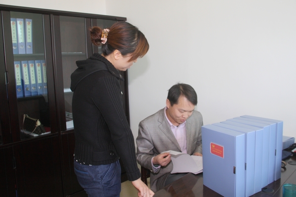 檢查組查閱該礦共青團基層管理資料