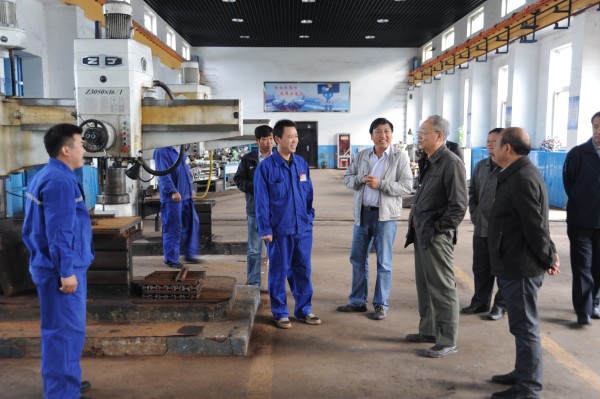 李秘書長在車間指導(dǎo)工作