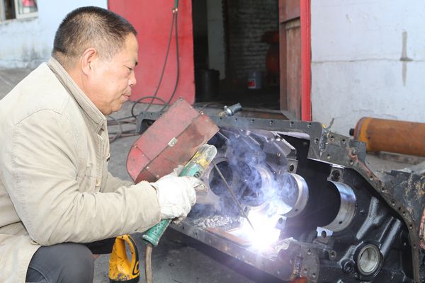 高級(jí)技工陳忠臣對(duì)設(shè)備進(jìn)行補(bǔ)修