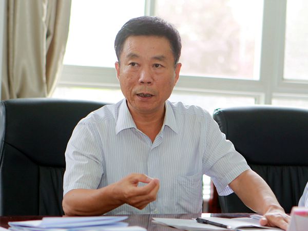 陜煤團公司董事、副總經(jīng)理閔龍在會上講話