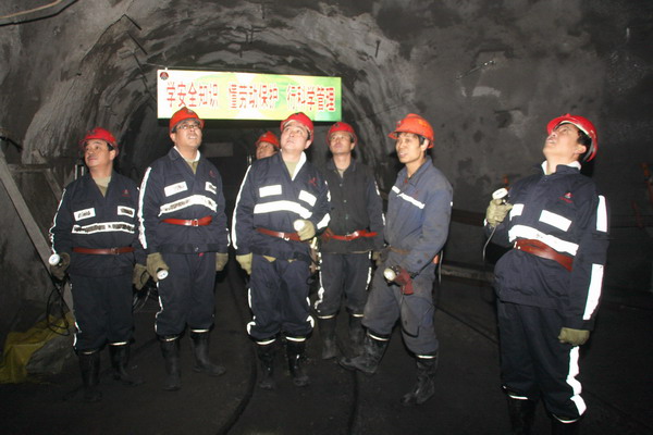 查看頂板支護(hù)情況