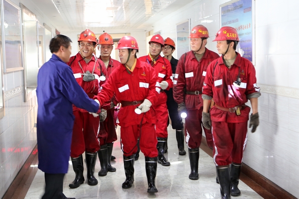 王書記親切詢問職工工作情況