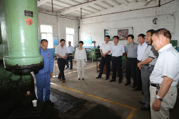 觀看職工技能演練氣錘砸雞蛋