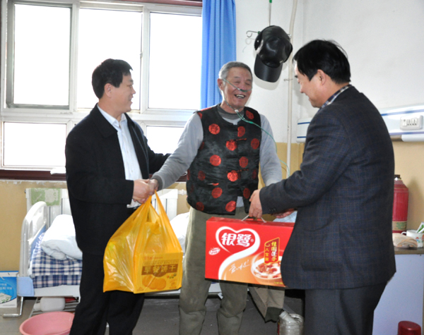 黨委書記李新中、副書記兼工會主席昝六民慰問退休患病職工