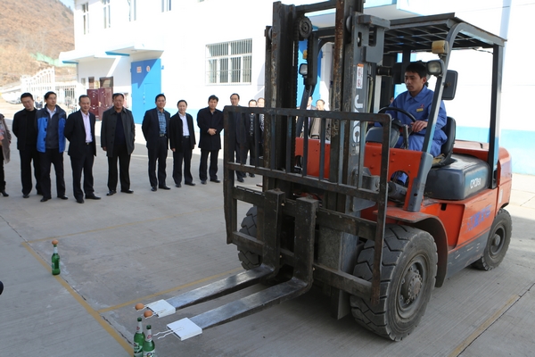 觀看職工技能展示叉車挑雞蛋