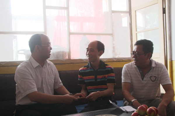 黃書記慰問困難職工楊發(fā)利