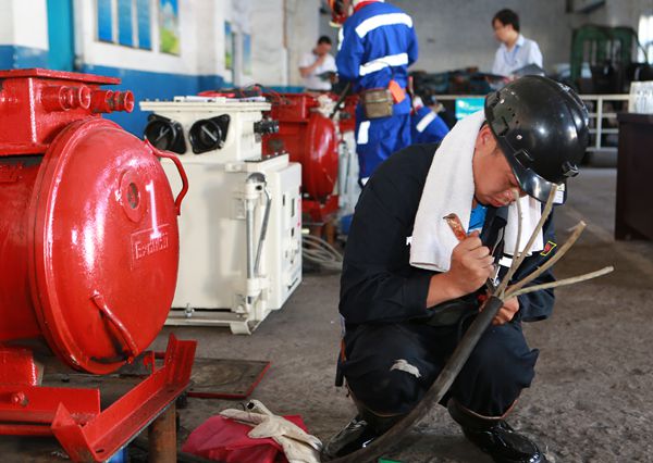 參賽選手認(rèn)真操作