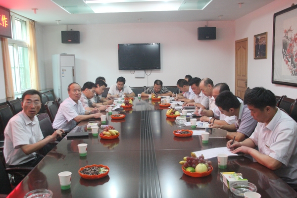 陜煤化實業(yè)集團的工作人員發(fā)放測評表進行服務(wù)滿意度調(diào)查