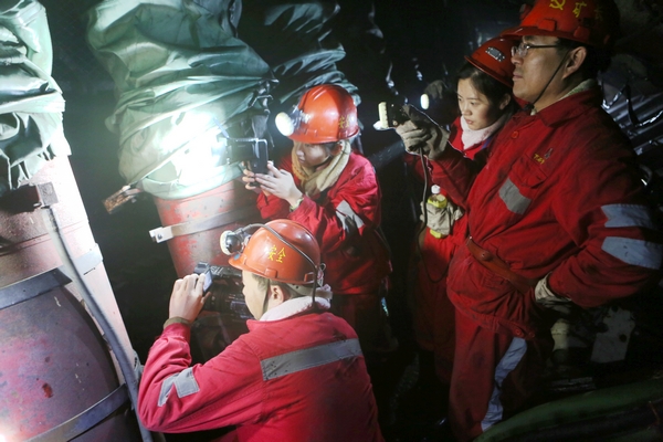 在綜采工作面拍攝采煤流程