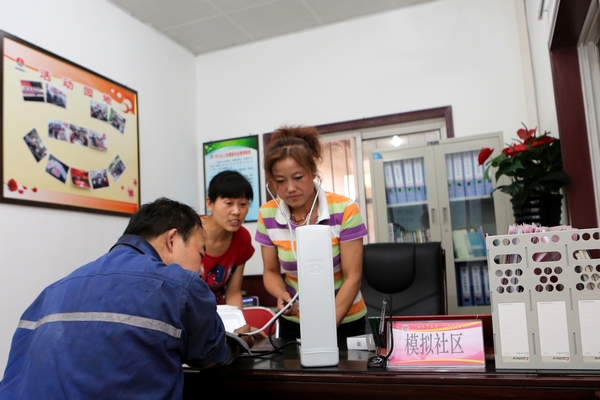 礦模擬社區(qū)的礦嫂為剛升井職工測量血壓
