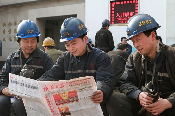 一線職工小憩時關注兩會消息