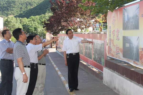 省國(guó)資委領(lǐng)導(dǎo)查看該礦井下質(zhì)量保準(zhǔn)化展示牌版