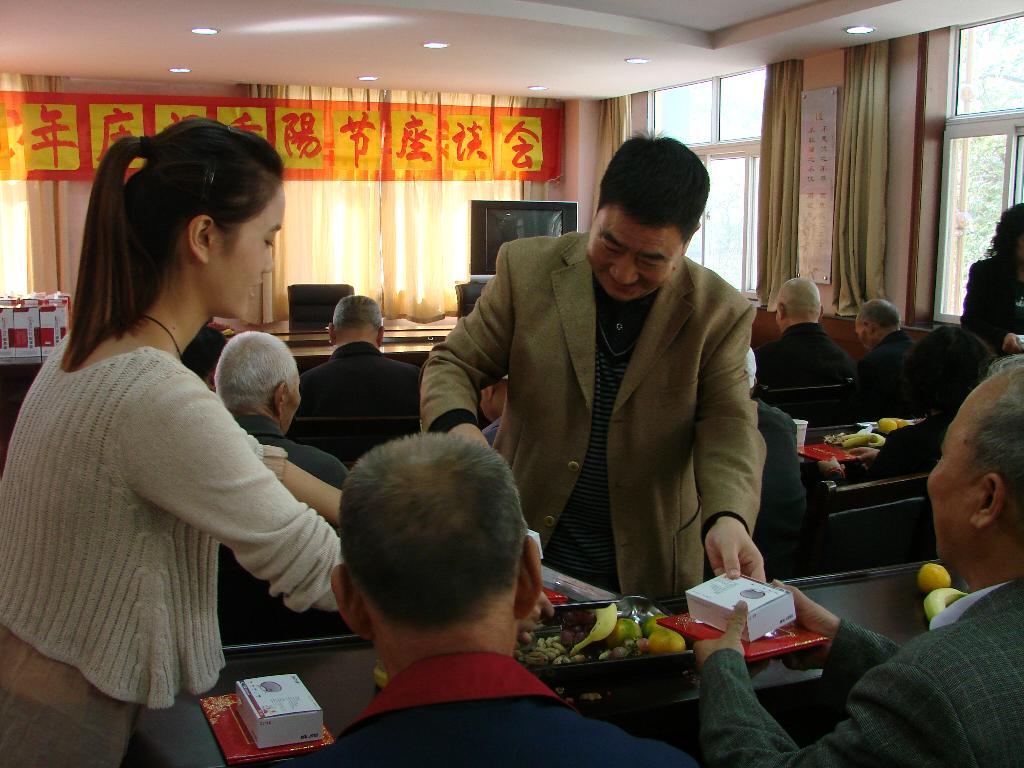 社區(qū)領導給老同志送上節(jié)日祝福