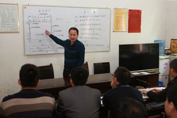 每日安全分析會上區(qū)隊領導分析解決現(xiàn)場施工難點問題