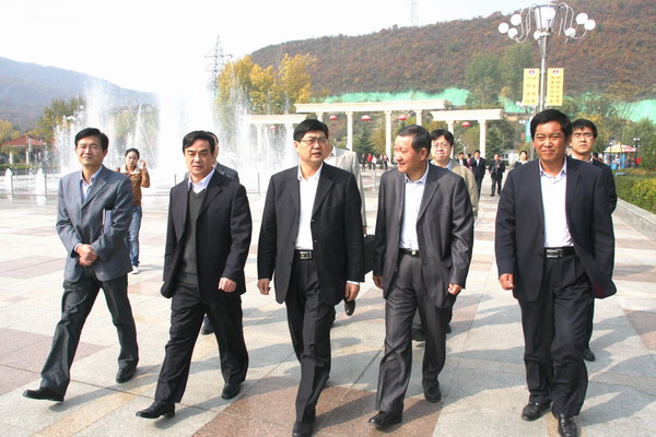 檢查組領導參觀下石節(jié)礦欣怡文化廣場 檢查組領導參觀下石節(jié)礦欣怡文化廣場