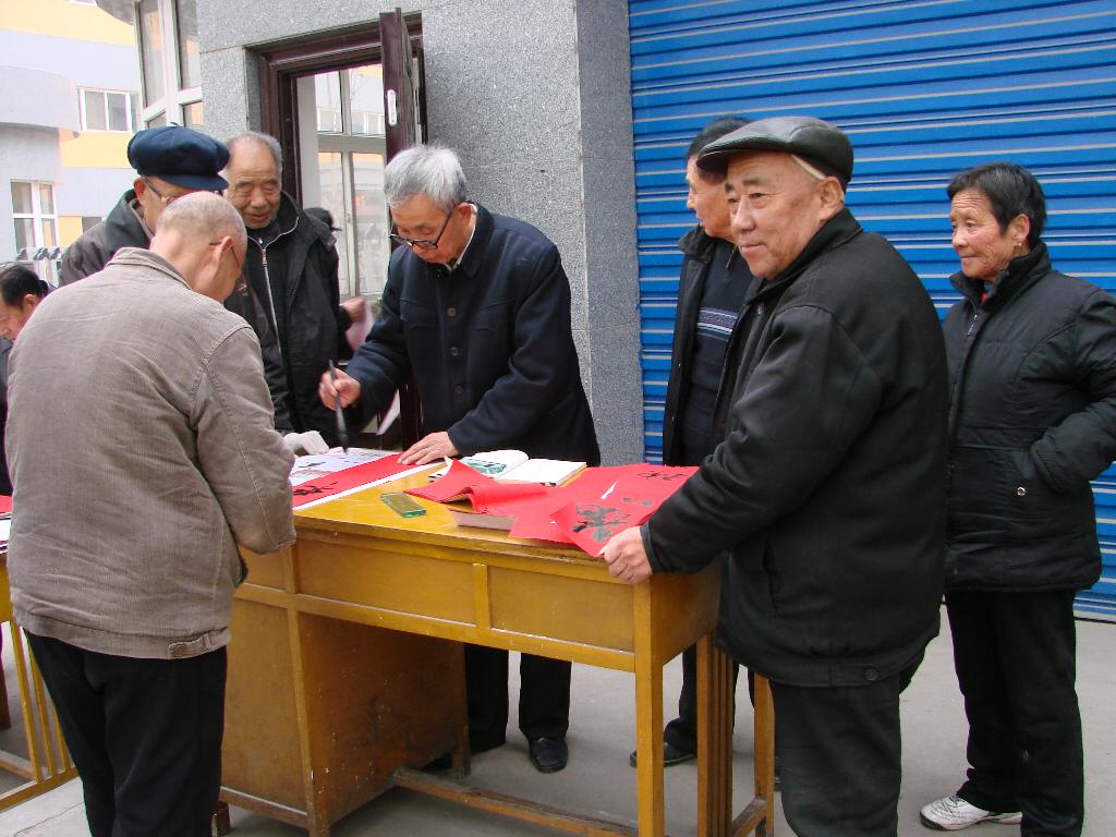 書(shū)法家張谷田現(xiàn)場(chǎng)為社區(qū)群眾書(shū)寫(xiě)春聯(lián)