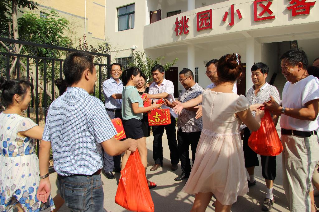 桃園社區(qū)組織團(tuán)員青年開(kāi)展夏季送清涼活動(dòng) 桃園社區(qū)組織團(tuán)員青年開(kāi)展夏季送清涼活動(dòng)