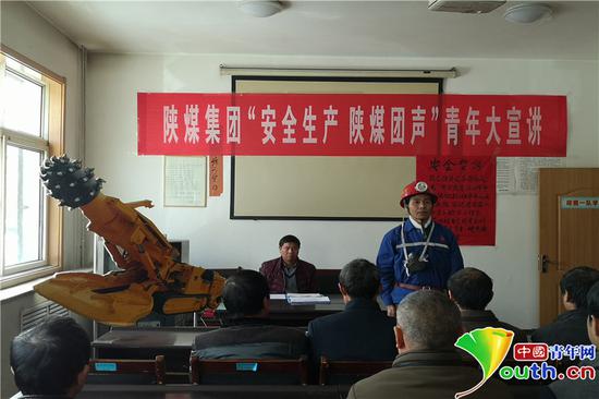 采風(fēng)團(tuán)聆聽礦工作工作匯報(bào)。閻夢圓　攝