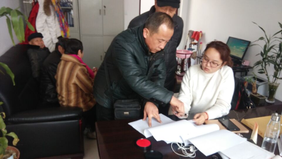 送溫暖“心連心”幫扶活動進行中（王建俠/攝）