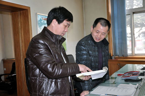 黨委書記李新中查看干部跟班下井記錄