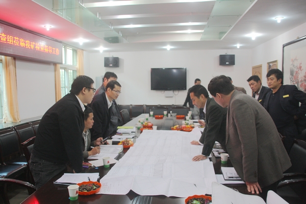 督查組領(lǐng)導(dǎo)查閱下石節(jié)礦瓦斯抽放系統(tǒng)方面的基礎(chǔ)資料