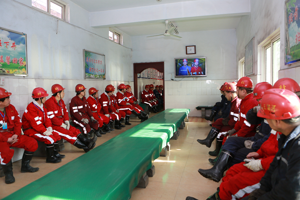 檢查組成員準(zhǔn)備入井