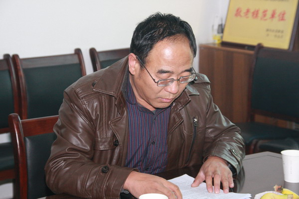 礦離退休管理中心主任南五平作工作匯報(bào)