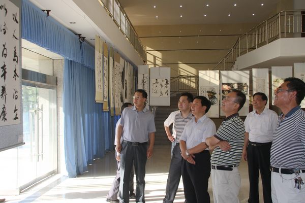省國(guó)資委領(lǐng)導(dǎo)參觀該礦職工書畫展