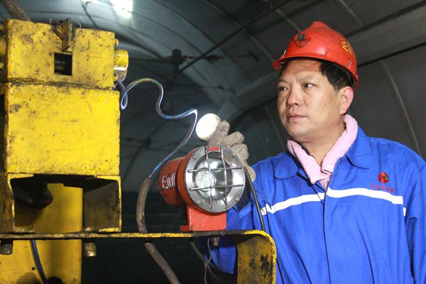 運輸區(qū)區(qū)長雷平義第一個到現(xiàn)場確認機車安全狀態(tài)