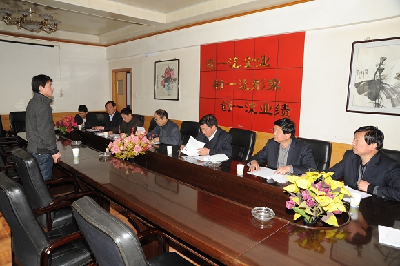 圖為面試組對競聘職工進(jìn)行面試