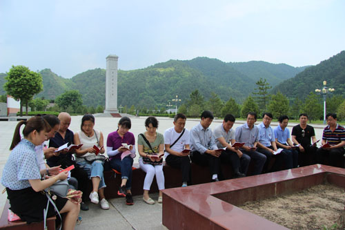 在馬欄學(xué)習(xí)黨章