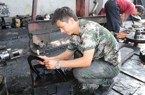 年輕的修理工劉鑫認(rèn)真清洗變速箱摩擦片