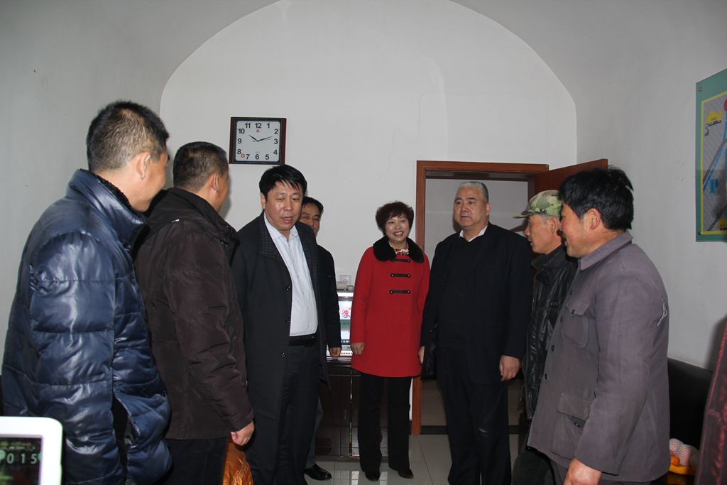 銅川礦務(wù)局實業(yè)公司黨委副書記紀委書記工會主席王西亮慰問下石節(jié)分公司職工