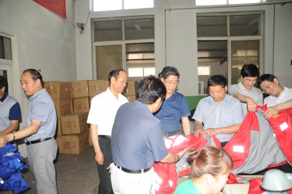 在勞保服飾公司檢查指導(dǎo)工作